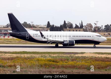 2Excel Aviation Boeing 737-3L9 (REG: G-SWRD) landet als Flug BRO21 vom Flughafen London Stansted. Stockfoto