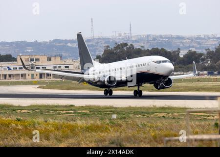 2Excel Aviation Boeing 737-3L9 (REG: G-SWRD) landet als Flug BRO21 vom Flughafen London Stansted. Stockfoto