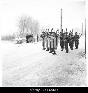 5TH SEAFORTH HIGHLANDERS PIPE BAND - verschiedene Ansichten der Band, die British Army, 21st Army Group spielt Stockfoto