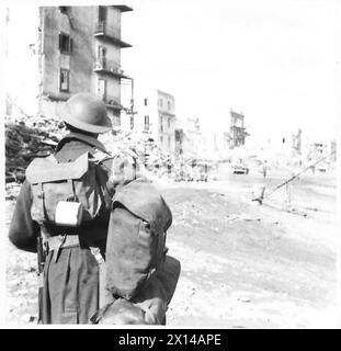 ITALIEN: FÜNFTE ARMEE: ANZIO BRIDGEHEADPTE. JOHNSON - VERSTÄRKUNG DER QUEENS - Phillip Johnson hat seinen ersten Blick auf Anzio und findet es ein wenig zerschlagen British Army Stockfoto