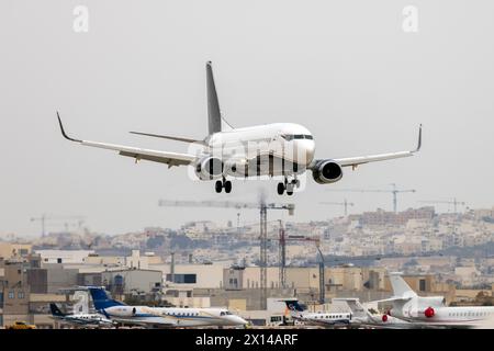 2Excel Aviation Boeing 737-3L9 (REG: G-SWRD) landet als Flug BRO21 vom Flughafen London Stansted. Stockfoto