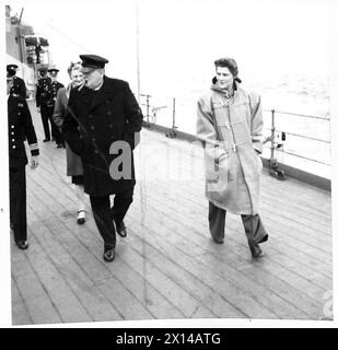 HERR WINSTON CHURCHILLS RÜCKKEHR - der Premierminister und seine Tochter Subaltern Mary Churchill auf dem Vierteldeck des Schlachtschiffs während der Rückreise. Dahinter ist Mrs. Churchill, die einen Duffle-Mantel trägt Stockfoto