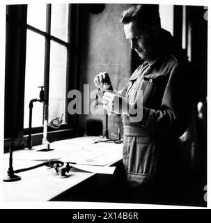 DIE POLNISCHE ARMEE IN GROSSBRITANNIEN, 1940-1947 - polnischer Armeestudent während eines Unterrichts im Chemielabor. Professor Wright, der Dekan der Fakultät der Universität St. Andrews, bot General Marian Kukiel, dem CO des 1. Polnischen Korps, Einrichtungen für Studenten der polnischen Armee an, um ihr Studium an der Universität fortzusetzen. Das Angebot wurde angenommen und von 350 Kandidaten wurden 100 für eine Weiterbildung in den Bereichen Englisch, Politikwissenschaft, Wirtschaft, französische Literatur, Kunst, Kunst, Chemie und Forschung. Einige der Studenten haben bereits Abschlüsse an polnischen Universitäten. Schwarz-weiß, British Arm Stockfoto