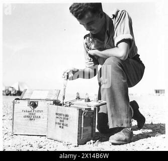 BRITISCHE EXPEDITIONSTRUPPE ZUR BEKÄMPFUNG VON HEUSCHRECKEN IM NAHEN OSTEN - Fahrermechaniker Ritchie aus Aberdeen testet eine der Batterien, die die Funkgeräte betreiben werden. Organisation der Vereinten Nationen [UNO] Stockfoto