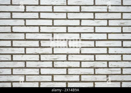Eine weiße Ziegelmauer bei Tageslicht und bewölktem Wetter. Stockfoto