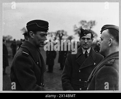 DER KÖNIG und DIE KÖNIGIN BESUCHEN EINE R.A.F. JAGDSTATION - 8404 der König schüttelt mit einem Mitglied der Air/Sea Rescue Squadron Royal Air Force die Hand Stockfoto