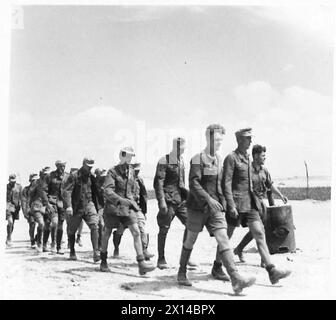 DEUTSCHE GEFANGENE IN DER westlichen WÜSTE - deutsche Gefangene kommen in einem Kriegsgefangenenlager der britischen Armee an Stockfoto