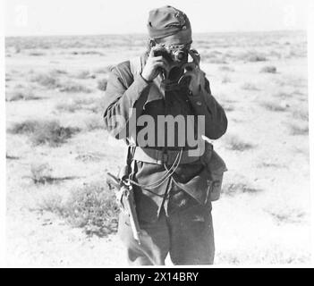 DIE POLNISCHE ARMEE IM westlichen WÜSTENFELDZUG, 1940-1942 - Fotograf der Brigade macht einen Schuss. Es könnte Stabsfeldwebel Władysław Denasiewicz sein, der um 300 eine kleine Sammlung von Fotografien über die Brigade in Tobruk und danach schuf. Diese Bilder, die an den extremen Positionen im Carmuset er Regem (Karmusat ar Rijam) in der Nähe von Gazala aufgenommen wurden, zeigen Infanterie- und Artillerieeinheiten der Polnischen unabhängigen Karpaten-Brigade, die deutschen und italienischen Truppen, der britischen Armee, der polnischen Armee, der polnischen Armee im Westen, der unabhängigen Karpaten-Brigade, der Denasiewic gegenüberstehen Stockfoto