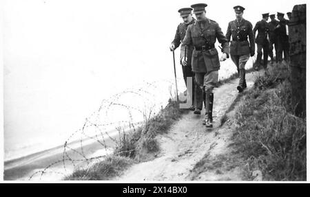 DER DUKE OF GLOUCESTER's BESUCH IN EAST ANGLIA - H.R.H. The Duke spaziert entlang der Klippe vorbei an der Küstenverteidigung der Lowestoft British Army Stockfoto