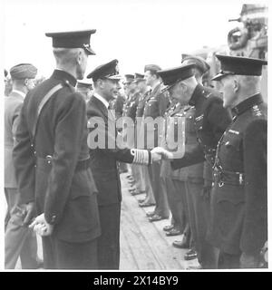 BESUCH DES KÖNIGS und DER KÖNIGIN IN NORDIRLAND - seine Majestät begrüßt einen Offizier der Royal Ulster Constabulary British Army Stockfoto