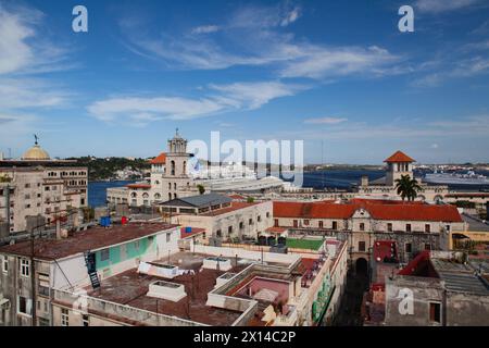 Blick vom Hotelbalkon auf die Dächer und den Hafen in Old Havanna Stockfoto