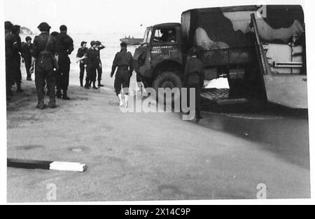 DIE OPERATION FACKEL, NOVEMBER 1942 - Truppen des Royal Air Force Regiments warten darauf, einen LKW vom LCM 543 Landeboot zu entladen, nachdem sie am Strand von Surcouf, 32 Meilen östlich von Algier, am 9. November 1942 Royal Air Force, ausgestiegen sind Stockfoto