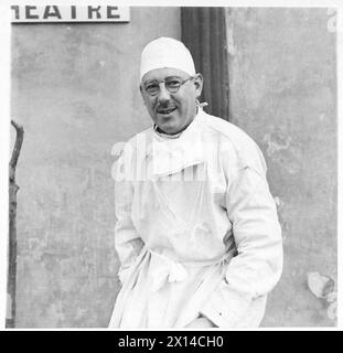 AMERIKANISCHE CHIRURGIN MIT DER BRITISCHEN ARMEE - Major H.C. Griffiths, der Spezialanästhesist im Krankenhaus, arbeitet immer im Operationssaal mit Major Stimson British Army Stockfoto