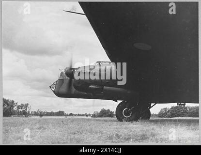 Die Bodencrew bereitet einen Whitley-Bomber des RAF Bomber Command vor, der seine Merlin-Motoren vor dem Start auf 2000 Pferdestärken dreht. Stockfoto