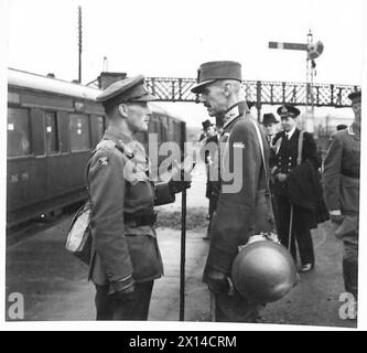 KÖNIG HAAKON BESUCHT NORWEGISCHE TRUPPEN - König Haakon wird von Lieut-General A.F.A.N. Thorne, GOC-in-C., schottisches Kommando, bei Ankunft der britischen Armee begrüßt Stockfoto