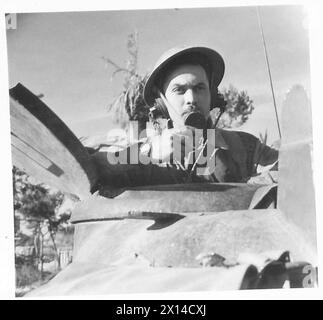 ITALIEN: 8. ARMYTHE-LEBEN Eines PANZERMANNES - Sgt. Charette im Turm seines Panzers British Army Stockfoto