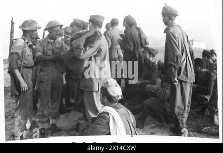 INVASION ITALIENS : GEBIET NEAPEL DIE FÜNFTE ARMEE LANDET IN DER BUCHT VON SALERNO - erste Gefangene kommen am Strand an, britische Armee Stockfoto