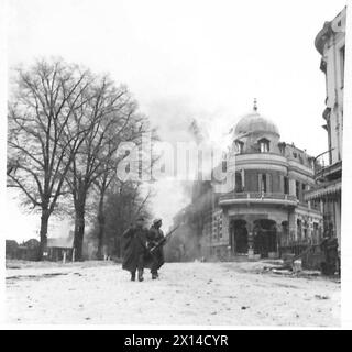 STRASSENKÄMPFE IN ARNHEIM - Truppen und Fahrzeuge fahren durch die glühenden Straßen der Arnhem British Army, 21st Army Group Stockfoto