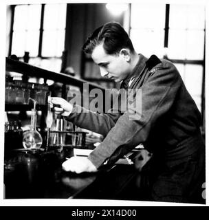 DIE POLNISCHE ARMEE IN GROSSBRITANNIEN, 1940-1947 - polnischer Armeestudent während eines Unterrichts im Chemielabor. Professor Wright, der Dekan der Fakultät der Universität St. Andrews, bot General Marian Kukiel, dem CO des 1. Polnischen Korps, Einrichtungen für Studenten der polnischen Armee an, um ihr Studium an der Universität fortzusetzen. Das Angebot wurde angenommen und von 350 Kandidaten wurden 100 für eine Weiterbildung in den Bereichen Englisch, Politikwissenschaft, Wirtschaft, französische Literatur, Kunst, Kunst, Chemie und Forschung. Einige der Studenten haben bereits Abschlüsse an polnischen Universitäten. Schwarz-weiß, British Arm Stockfoto