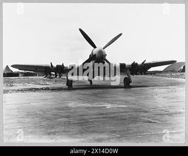 RAKETENFEUER TAIFUNE - Taifune der Tactical Air Force mit Raketengeschossen und in enger Zusammenarbeit mit den Bodenstreitkräften spielen eine wichtige Rolle bei Angriffen auf deutsche Starkpunkte und Truppenkonzentrationen in der Normandie. Ein deutscher Gefangener beschrieb die Raketenfeuer-Taifune als das schrecklichste, was er je in der Schlacht gekannt hat. Das Bild (Ausgabe 1944) zeigt Einen Taifun mit Raketenprojektilen der Royal Air Force Stockfoto