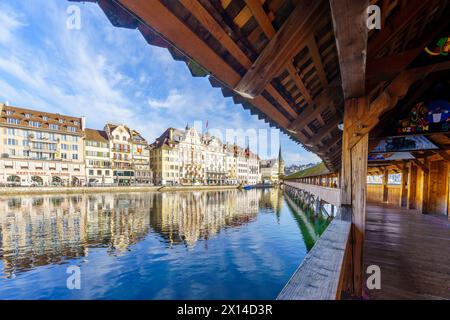 Luzern, Schweiz - 22. Februar 2023: Blick von der Kapellbrücke, dem Fluss Reuss und verschiedenen Gebäuden in Luzern, Schweiz (Painti Stockfoto