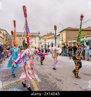 Crema, Italien - 26. Februar 2023: Karnevalsparade mit Tänzern in Kostümen und Menschenmenge in Crema, Lombardei, Norditalien Stockfoto