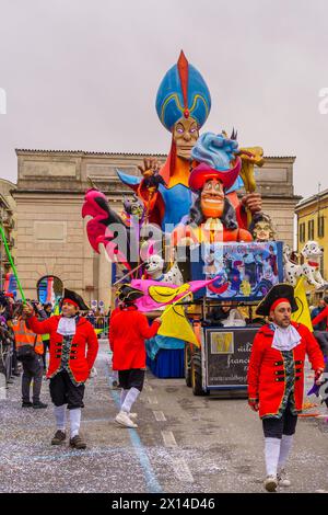 Crema, Italien - 26. Februar 2023: Karnevalsparade mit allegorischem Figurenwagen und Menschenmenge in Crema, Lombardei, Norditalien Stockfoto