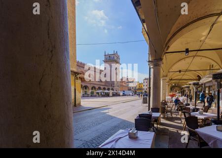 Mantua, Italien - 28. Februar 2023: Blick auf die Piazza delle Erbe, mit lokalen Denkmälern und Unternehmen, Einheimischen und Besuchern, in Mantua (Mantova), Lomb Stockfoto