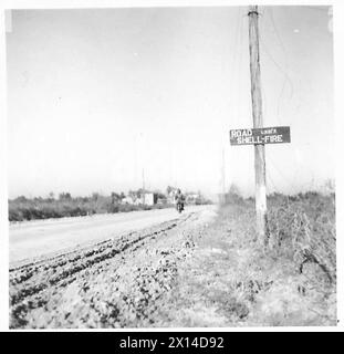 ITALIEN: ACHTE ARMYA-BOTSCHAFT FÜR DEN GENERAL VON D.R.L.S. - hier ist die Straße unter Beschuss, britische Armee Stockfoto