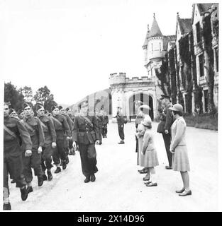 KÖNIG UND KÖNIGIN INSPIZIEREN KANADISCHES FORSTKORPS - König und Königin und die beiden Prinzessinnen der britischen Armee marsch poast Stockfoto