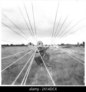 FALLSCHIRMJÄGER IM TRAINING - Bilder aus der Linie eines Fallschirms, die einen Fallschirmjäger unter Kontrolle bringen, bevor er sich aus dem Gurtzeug der British Army befreit Stockfoto