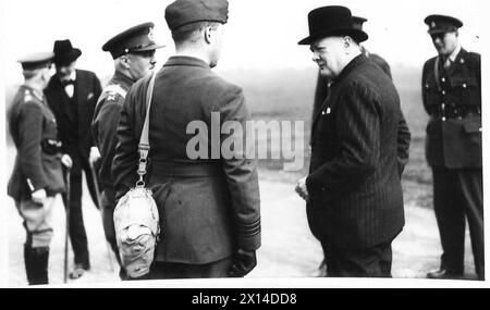 DER PREMIERMINISTER BESUCHT DIE VERTEIDIGUNG - Mr. Winston Churchill spricht mit einem Offizier der Luftwaffe der britischen Armee Stockfoto