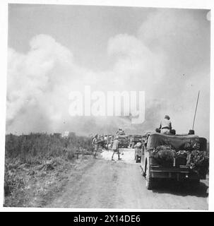 Während des Angriffs auf die Gustav-Linie bei San Angelo fahren Fahrzeuge der achten Armee auf einer Straße vor Stockfoto