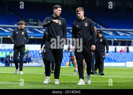 Luis Binks aus Coventry City und Josh Eccles aus Coventry City vor dem Spiel der Sky Bet Championship in St. Andrew's @ Knighthead Park, Birmingham. Bilddatum: Samstag, 13. April 2024. Stockfoto