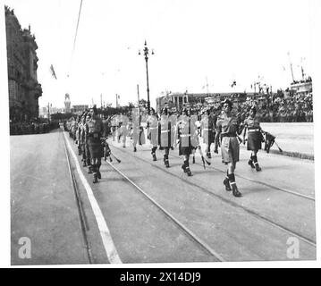 Die Pipe Band des 1st Battalion London Irish Rifles passiert während einer Jubiläumsparade die Saluting Base an der Piazza del'Unita. Stockfoto