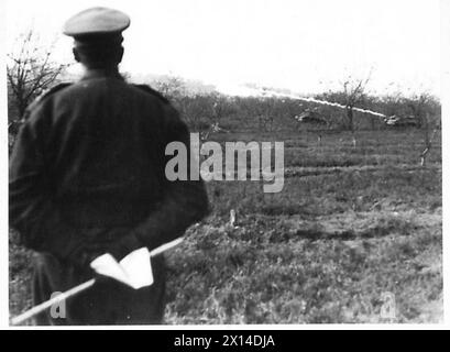 8. ARMEE: CORPS COMMANDER NIMMT AN EINER FLAMMENWERFER-DEMONSTRATION TEIL – Ein Flammenwerfer in Aktion auf einem Bren-Träger British Army Stockfoto