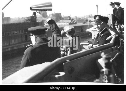 HERR WINSTON CHURCHILLS RÜCKKEHR - Mr. Churchill verabschiedet sich von dem Schlachtschiff HMS RENOWN. Mary Churchill, die ihn zusammen mit Mrs. Churchill auf der Tour begleitete, wird mit ihm British Army gesehen Stockfoto