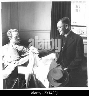 APOSTOLISCHE DELEGIERTE IN GROSSBRITANNIEN BESUCHEN ITALIENISCHE GEFANGENE - der Erzbischof unterhält sich mit einigen Kranken in der Krankenstation British Army Stockfoto