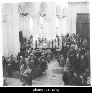 ITALIEN: FÜNFTE ARMEE: ANZIO BRÜCKENKOPF. EVAKUIERUNG VON FLÜCHTLINGEN AUS ANZIO - Allgemeine Sicht der Flüchtlinge in der Kirche , britische Armee Stockfoto