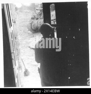 ITALIEN: 8. ARMEEEINTRITT IN ORTONA - Infanterie in Deckung in einem Hauseingang der britischen Armee Stockfoto