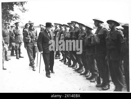 DER PREMIERMINISTER BESUCHT VERTEIDIGUNGSANLAGEN - Mr. Winston Churchill inspiziert Neufundland Männer British Army Stockfoto