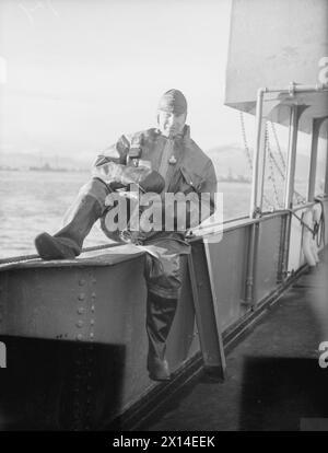 Norwegische Schiffe flohen am 23. Januar 1941 aus Göteborg, Schweden und erreichten Kirkwall am 25. Januar, begleitet von Einheiten der Home Fleet. Captain Jensen vom Stier trug einen lebensrettenden Gummianzug, der der Crew zur Verfügung gestellt wurde. Stockfoto