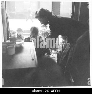 NIEDERLÄNDISCHE KINDER GEHEN NACH ENGLAND, UM SICH ZU ERHOLEN und helfen einem der Kinder in den Zug British Army, 21st Army Group Stockfoto