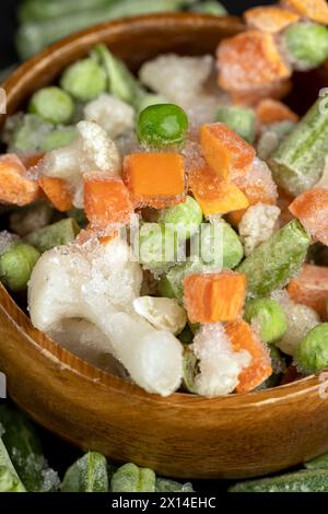 Eine Mischung aus gefrorenem Gemüse zum Kochen, einer Mischung aus gefrorenen Karotten, Erbsen, Kohl und Bohnen Stockfoto