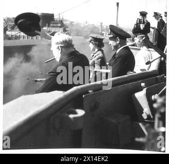 HERR WINSTON CHURCHILLS RÜCKKEHR - Mr. Churchill verabschiedet sich von dem Schlachtschiff HMS RENOWN. Mary Churchill, die ihn zusammen mit Mrs. Churchill auf der Tour begleitete, wird mit ihm British Army gesehen Stockfoto