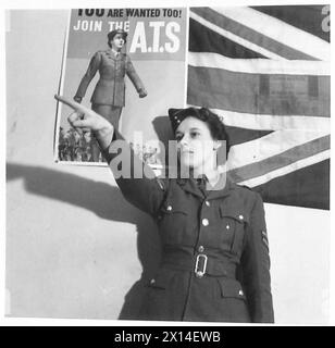 ATS RECRUITING CORPORALS IN DER NORTH WEST RECRUITING DIVISION - Corporal Muriel Smith aus Wallasey, lernte sich das Tippen, als sie in einem ATS Büro arbeitete, und wurde eine Klasse-1-Schreibkraft mit extra Trade Pay. Jetzt ist sie Rekrutierungs-Korporal in Liverpool. Bevor sie zur ATS kam, war sie Friseurin. Ihr Vater ist in der Merchant Navy und sie hat einen Ehemann in der britischen Armee der RAF Stockfoto