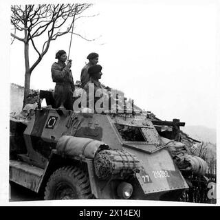 ITALIEN: ACHTE ARMYINDIAN-TRUPPEN - Eine Recce-Patrouille der 6. Duke of Connaught's Own Lancers (Indisches Panzerkorps) in einem Beobachtungsposten in San Felice, mit Blick auf den Fluss Trigno, Tal. Die Männer sind alle von der Punjab British Army Stockfoto