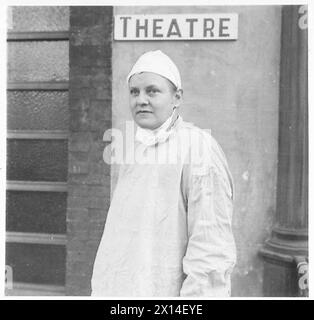 AMERIKANISCHE CHIRURGIN BEI DER BRITISCHEN ARMEE - Major Barbara Simson nach einem Sprung im Operationssaal British Army Stockfoto