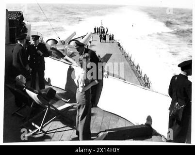 HERR WINSTON CHURCHILLS RÜCKKEHR - während der Überfahrt. Der Premierminister spricht mit dem Admiral der Flotte Sir Dudley Pound (First Sea Lord). Auch Mrs. Churchill und Subaltern Mary Churchill sind zu sehen. Auf dem Vierteldeck sind einige der WRNS-Offiziere zu sehen, die während der Tour des Premierministers als Cypher-Offiziere fungierten und diese Aufgaben auch während der Rückreise der British Army wahrnahmen Stockfoto