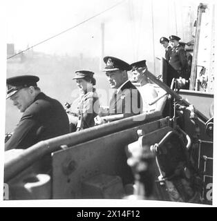 HERR WINSTON CHURCHILLS RÜCKKEHR - die Premierministerin und Subaltern Mary Churchill auf der Brücke, als das Schlachtschiff HMS RENOWN verlässt. Mit ihm ist der Kommandeur des Schiffes British Army Stockfoto